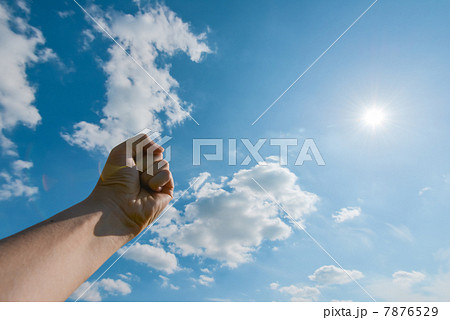 空 手 ガッツポーズ 掲げるの写真素材