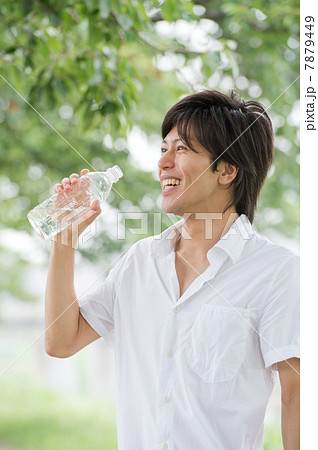 ペットボトル 飲む 水 男性の写真素材
