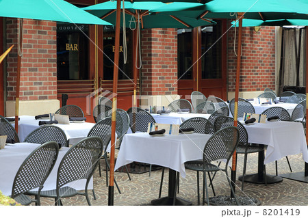 オープンカフェ 店舗 テーブルクロス 海外旅行の写真素材