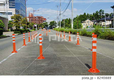 ポールコーン 車線分離標カバー オレンジ 道路の写真素材