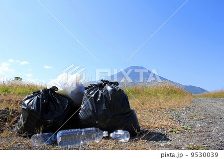 富士山 不法投棄 ゴミ問題 ゴミの写真素材