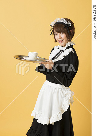 女性 メイド 女の子 お盆の写真素材
