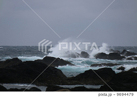 波しぶき 荒れ狂う 荒波 冬の写真素材