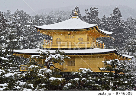 雪の金閣寺の写真素材