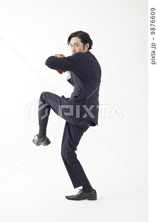 投球 振りかぶるの写真素材