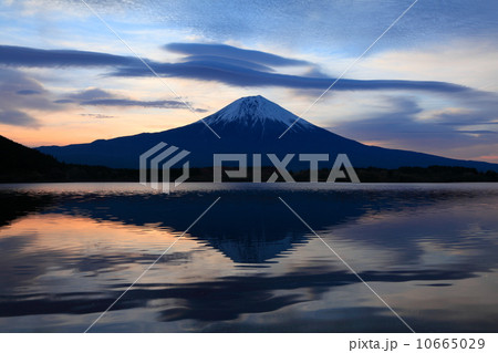 富士山 夜明け シルエット Mt Fuji きれい 自然の写真素材