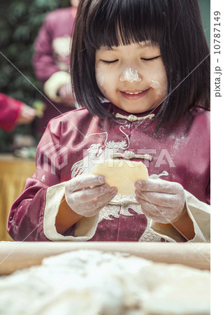 女の子 子供 中国人 民族衣装の写真素材