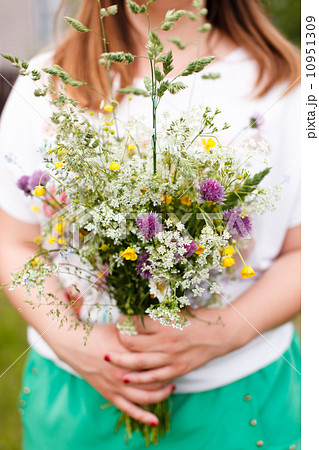 女性 花束 抱える 花の写真素材