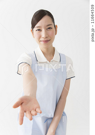 手 差し出す 差し伸べる 握手 女性 白バック 日本人の写真素材