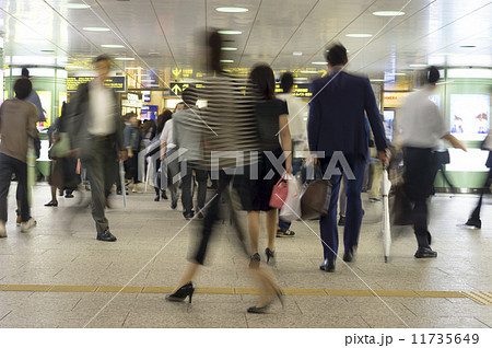 新宿駅 群衆 人混み 靴の写真素材