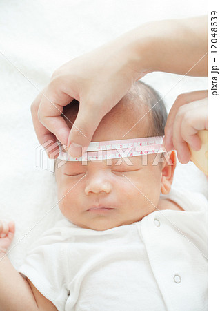 赤ちゃんの頭囲の写真素材