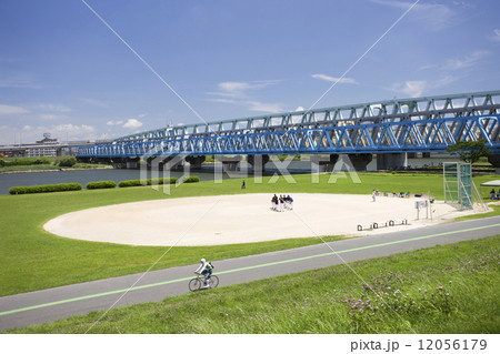 草野球河床荒川灘荒川河堤照片素材