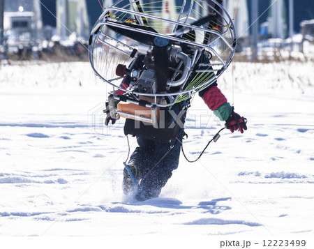 モーターパラグライダー 大人 真冬 パラシュートの写真素材