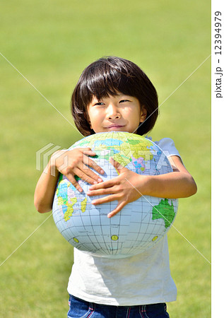 地球 地球儀 両手 ボールの写真素材
