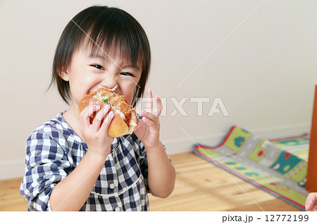 コロッケパン 女児 子ども 食べるの写真素材