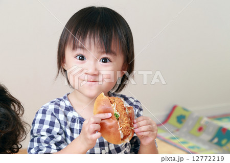 コロッケパン 食べる 子ども 女の子の写真素材