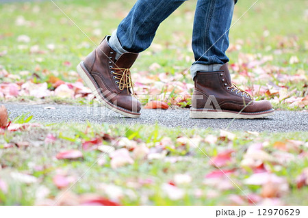 歩く 足 靴 デニムの写真素材