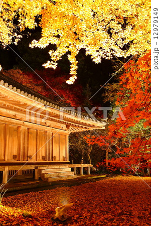 富貴寺 紅葉の写真素材