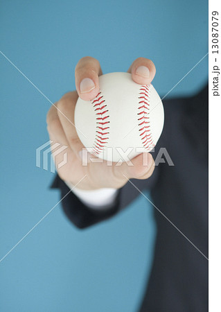 ビジネスマン 手 持つ 野球ボール 会社員の写真素材
