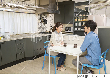 テーブル 向き合う 男女 カップルの写真素材 テーブル 向き合う 男女 カップルの写真素材