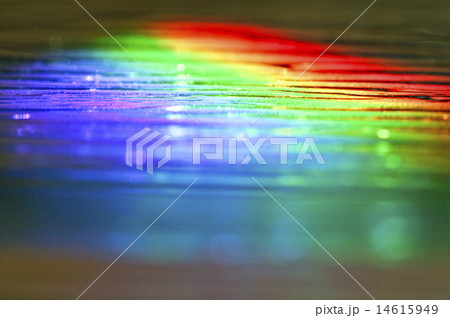 虹色 プリズム ガラス越し 自然光の写真素材
