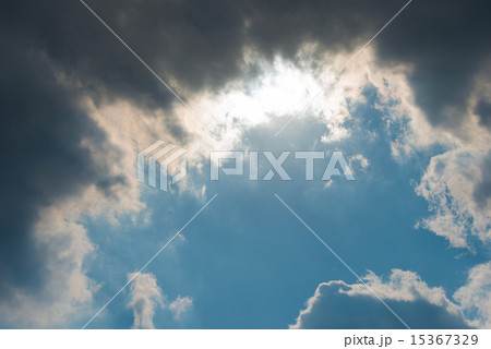 空 雲 陰る 逆光の写真素材