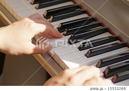 弾く 手 ピアノ 鍵盤の写真素材