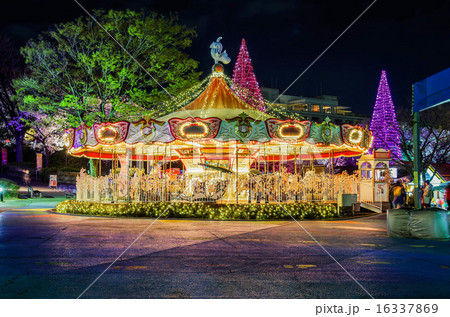 遊園地 メリーゴーランド 夜景 レジャー施設 風景の写真素材