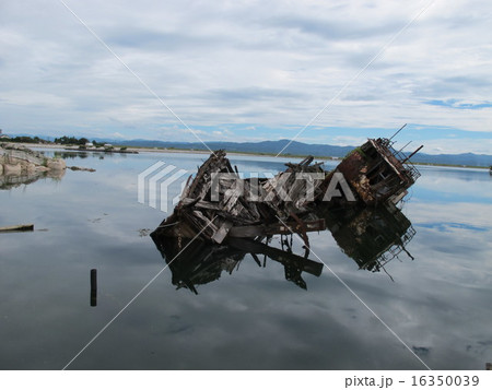 転覆船 廃船 沈没船 老朽船の写真素材 - PIXTA