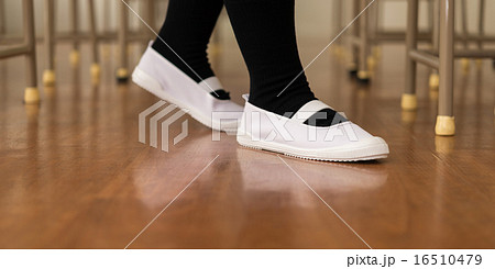 ボディーパーツ 上履き 床 高校生の写真素材