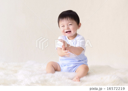 笑顔 日本人 男の子 赤ちゃんの写真素材