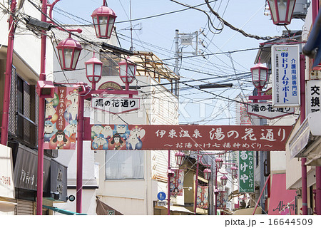 伊東温泉 湯の花通り 商店街 景色の写真素材