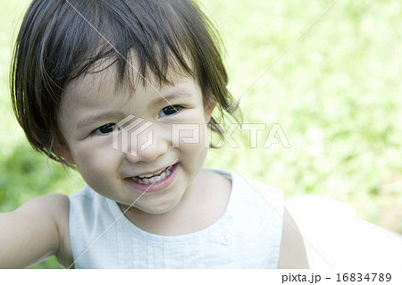 可愛い 子供 笑顔 女の子の写真素材