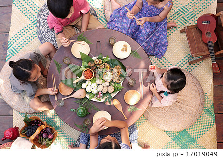 テーブル ピクニック 真俯瞰 シェアの写真素材