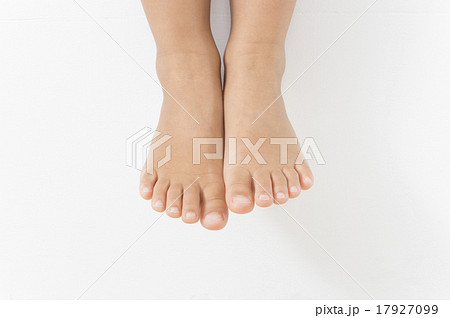 足 ボディパーツ 正面 裸足の写真素材