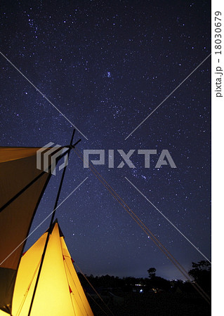 星空 夜空 キャンプ テントの写真素材