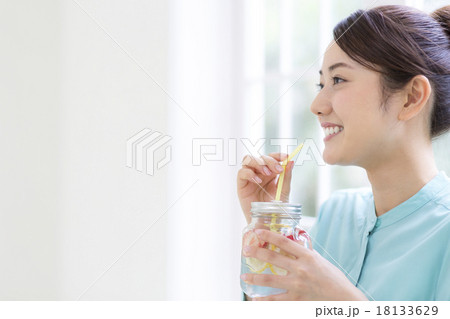 女性 持つ 飲み物 ストローの写真素材