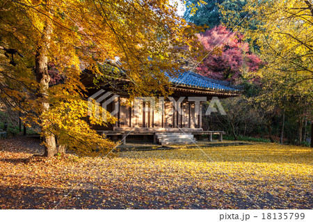 富貴寺 紅葉の写真素材