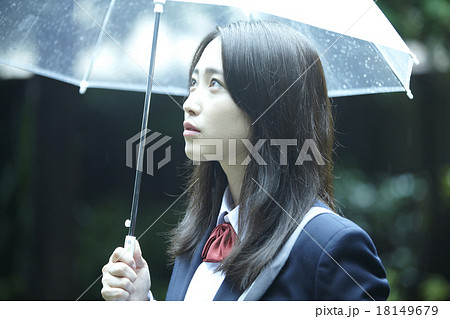 人物 女性 女子高生 雨の写真素材