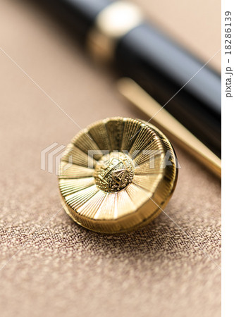 ヒマワリ徽章 バッジ 弁護士バッジ 弁護士バッチの写真素材