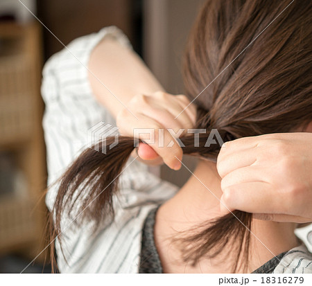 髪の毛 三編み 女性 後ろ姿の写真素材