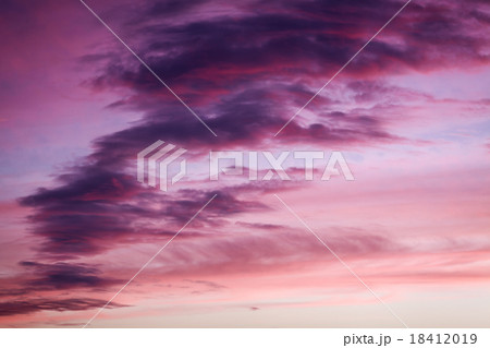 夕焼け 夕日 空 紫の写真素材