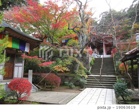 紅葉が美しい山代温泉の薬王院温泉寺の写真素材