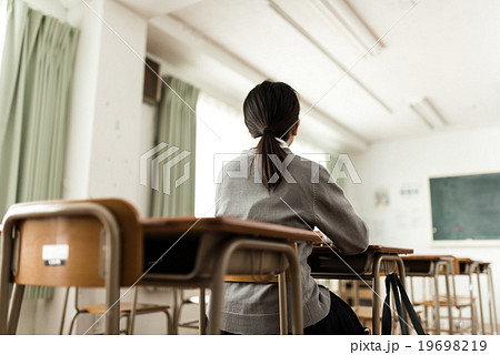教室 孤独 ひとりぼっち 放課後の写真素材