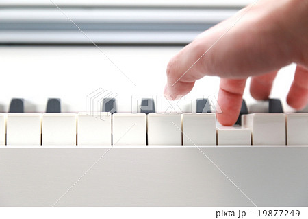 ピアノ 手 指 鍵盤の写真素材