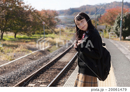 女子高生 女子校生 女の子 線路の写真素材