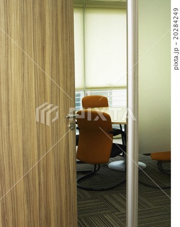 会議室 ドア 入口 部屋の写真素材