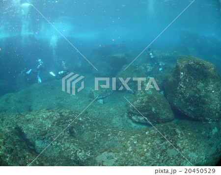 巨岩 海 岩 浮遊の写真素材