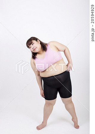 太った 女性 ぽっちゃり 全身の写真素材