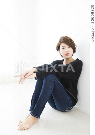 ジーンズ 座るの写真素材